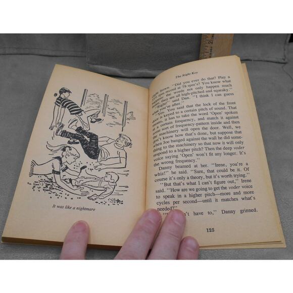 Danny Dunn and the Automatic House Jay Williams & Raymond Abrashkin 1979 - Picture 5 of 7